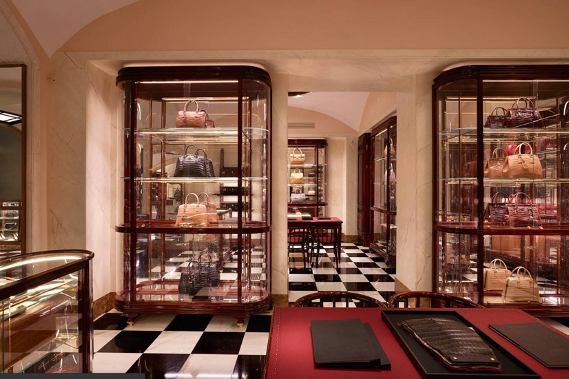 Louis Vuitton Store  Retail interior design, Store design interior, Luxury  closets design